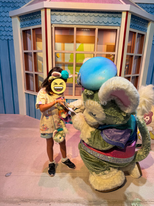 a child meeting gelatoni at Hong Kong Disneyland