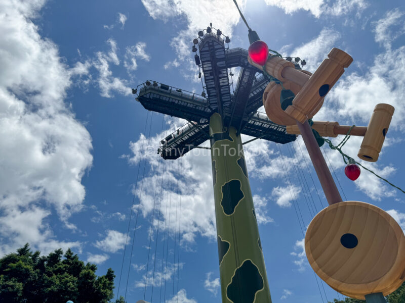 Parachute drop at Hong Kong Disneyland