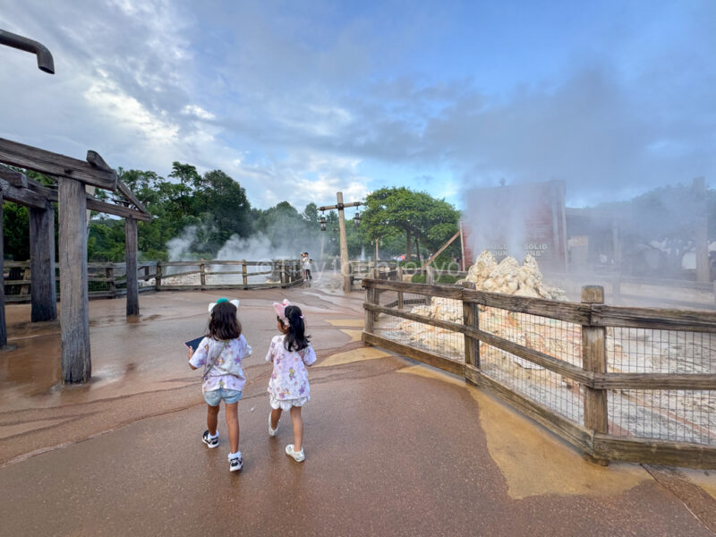 kids at Grizzly Gulch at Hong kong disneyland