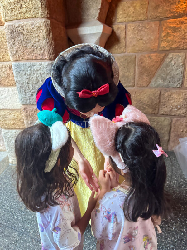 Snow White greeting children at Hong Kong Disneyland