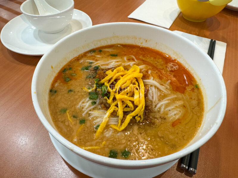 dan dan noodles from jardin de jade at hong kong airport