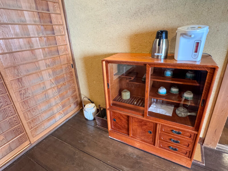 hot water and cups at Yama no Hotel Musouen in Yufuin