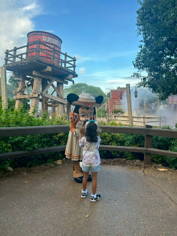 A child meeting Minnie at Hong Kong Disneyland