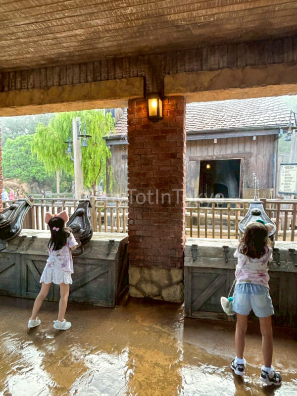 kids playing with water guns at hong kong disneyland