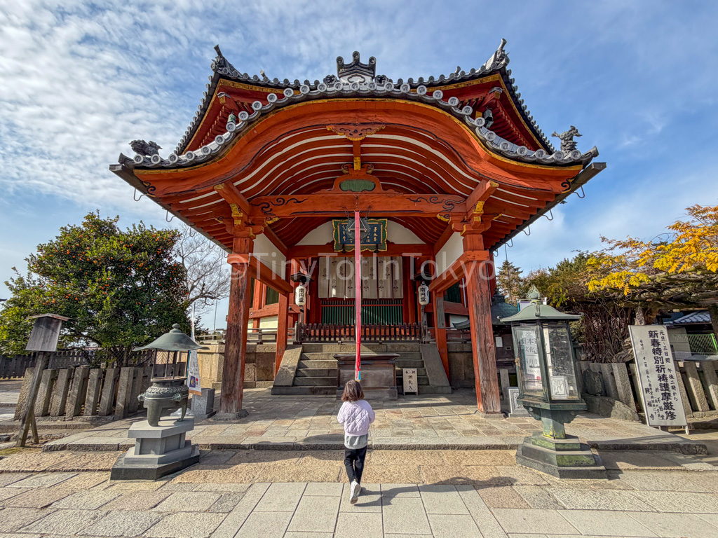 a child at Nanen-do in Nara