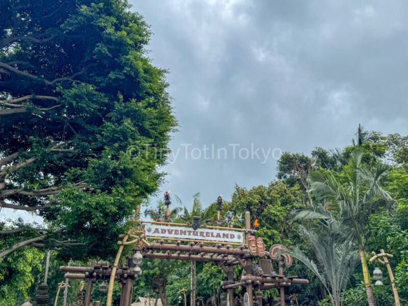 adventureland at hong kong disneyland