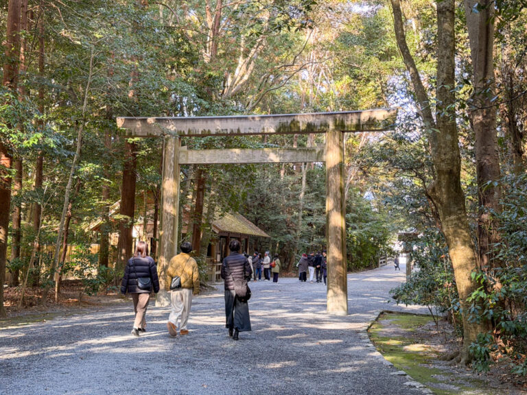 people going to ise jingu shrine