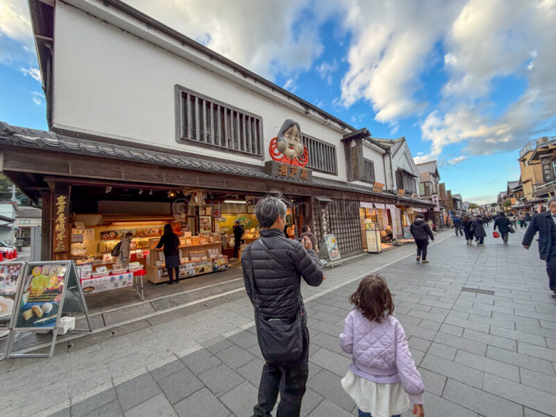 a parent and child in the shopping area near naiku ise jingu