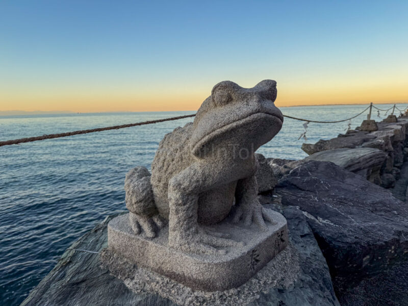 frog statues at Futami Okitama Shrine st sunset