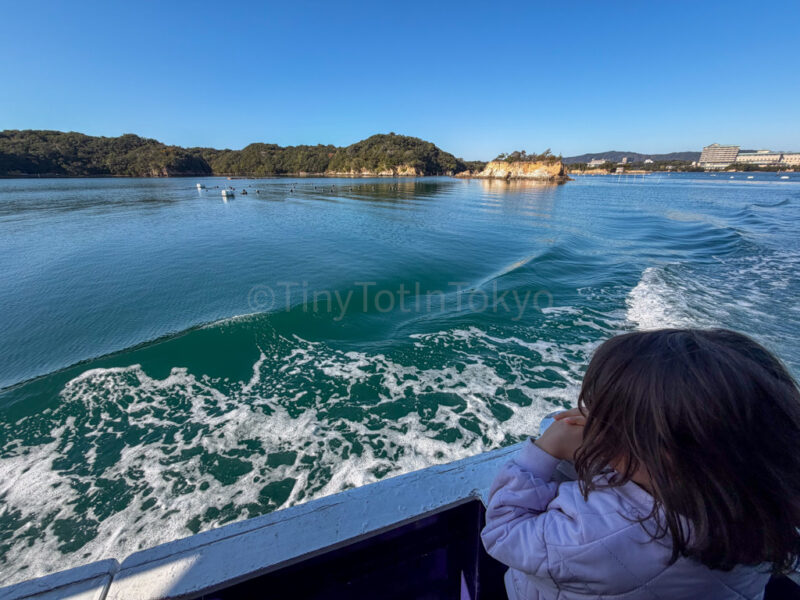 a child on the Agowan Shimameguri Islands Cruise