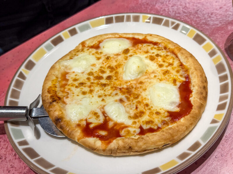 buffalo pizza at saizeriya