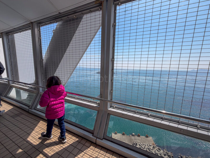 a child walking in uzu no michi observatory 