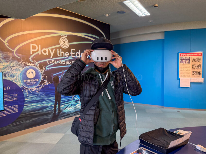 a man trying on VR googles at the eddy onaruto memorial hall 