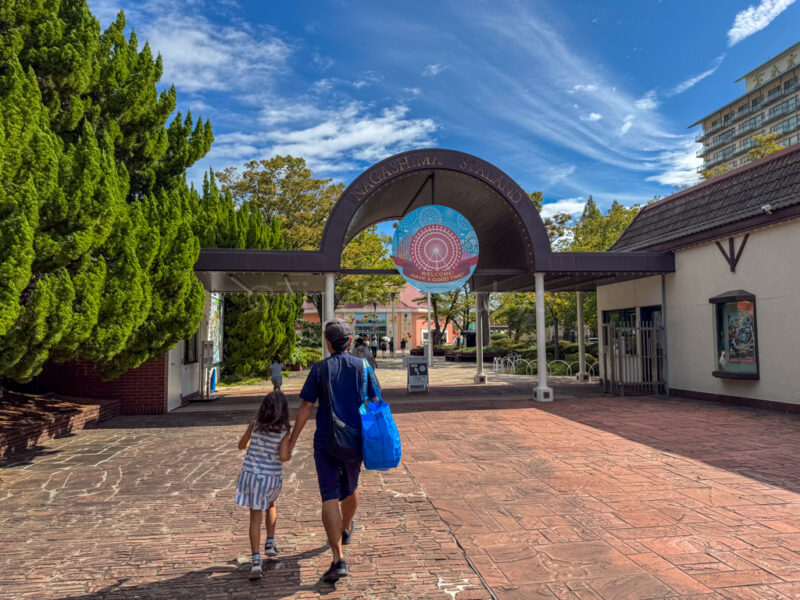 a parent and child heading to Nagashima Water Park Jumbo Seawater Pool