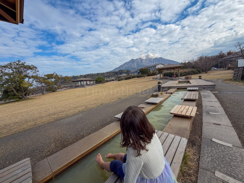a child using the ashiyu at Sakurajima Yogan Nagisa Park