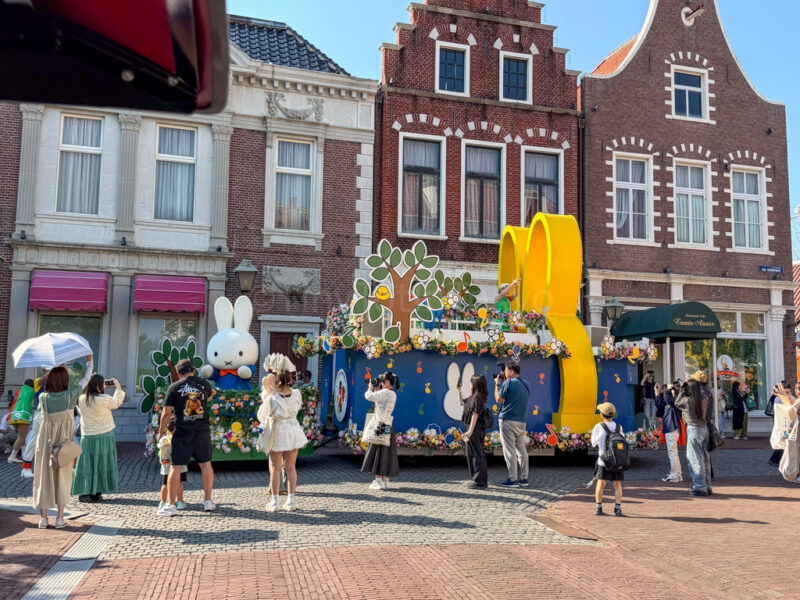 miffy parade at huis ten bosch