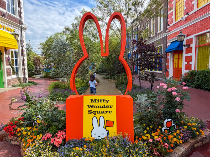 a child at Miffy Wonder Square at huis ten bosch