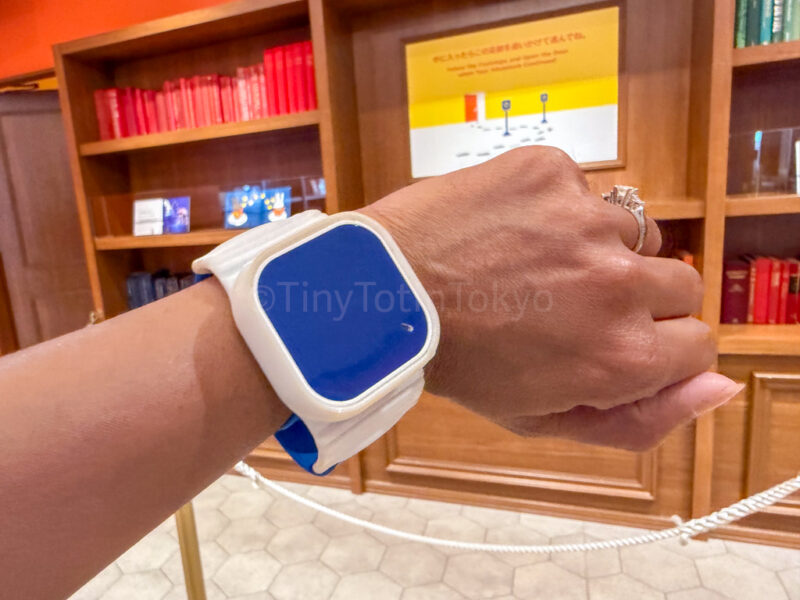 wrist band to take photos at Miffy's dream storybook huis ten bosch