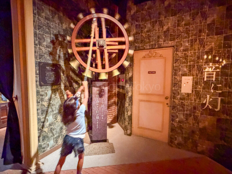child playing bells at huis ten bosch
