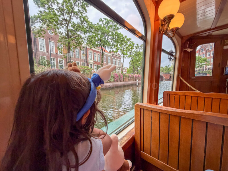 child in the canal cruiser at Huis Ten Bosch