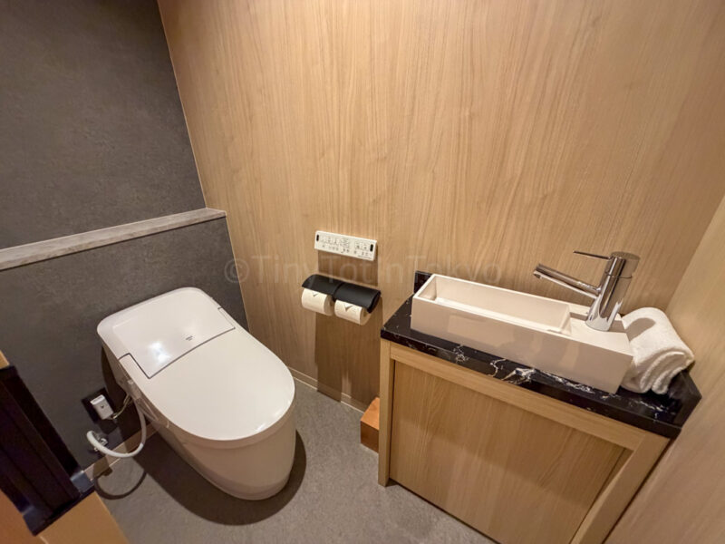 toilet in twin room at one station hotel kumamoto