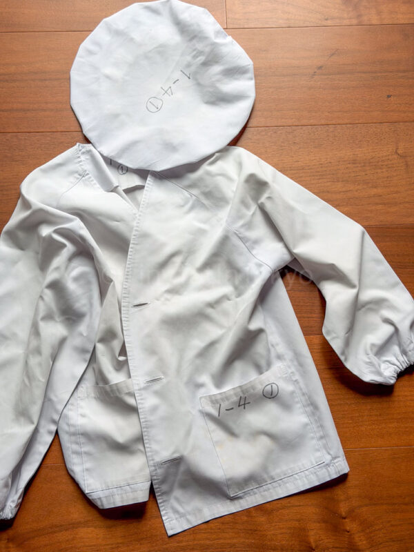 smock for serving lunch in elementary school in japan