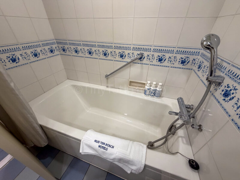 bathtub at hotel amsterdam huis ten bosch