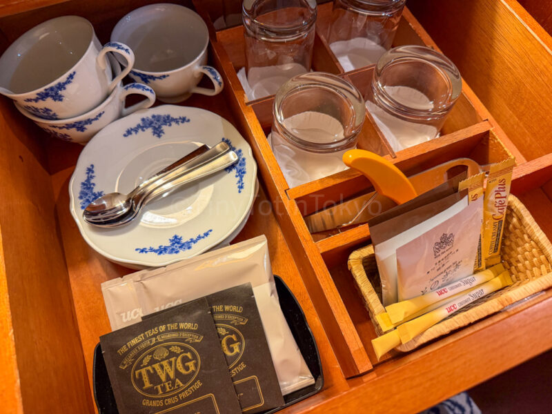 tea and cups at hotel amsterdam huis ten bosch