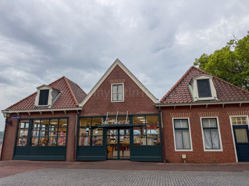 shop across from Hotel Europe at Huis Ten Bosch
