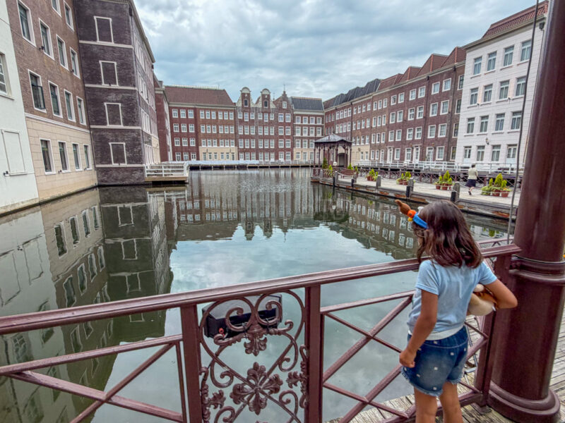 a child at Hotel Europe at Huis Ten Bosch