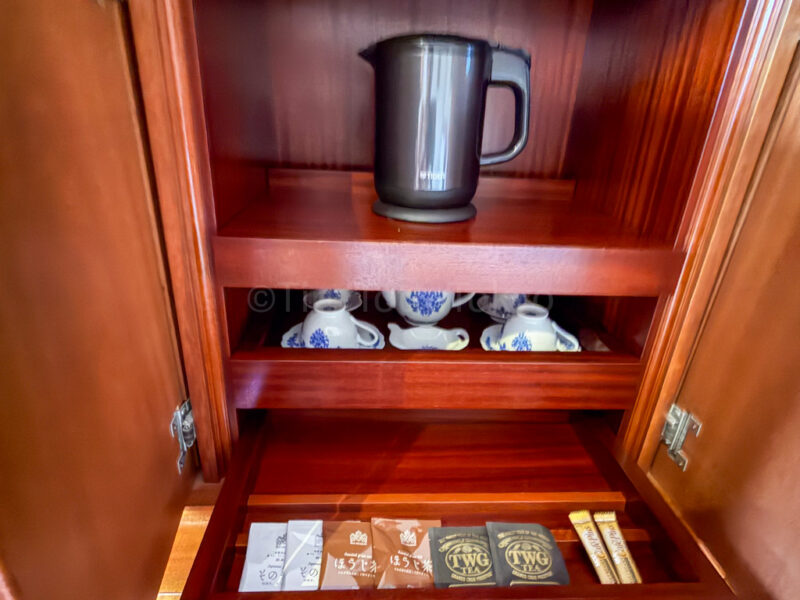 kettle and cups at Hotel Europe at Huis Ten Bosch
