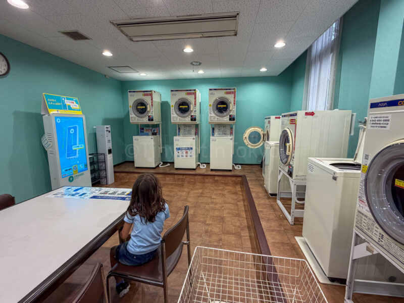 a child in laundromat at huis ten bosch