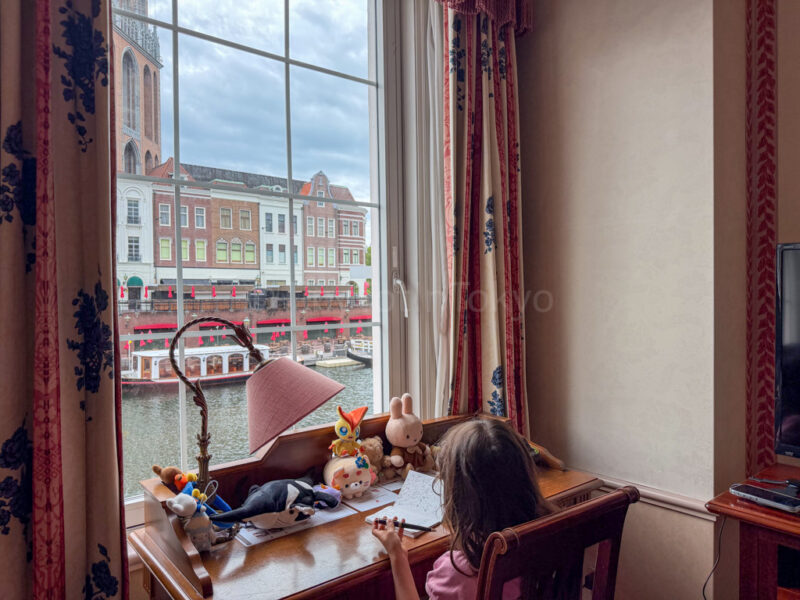 child at desk at Hotel Europe at Huis Ten Bosch