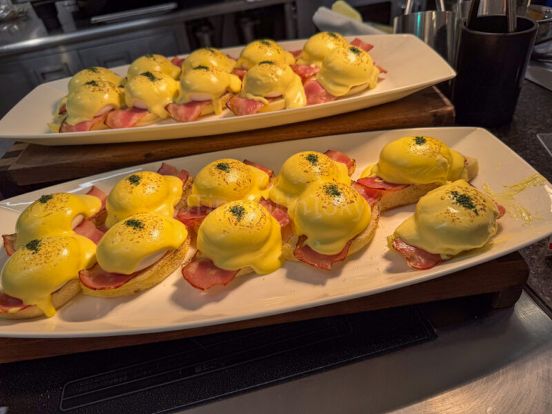 eggs benedict at bricks family restaurant in legoland japan hotel