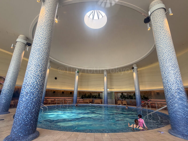 green oasis pool at spa world osaka